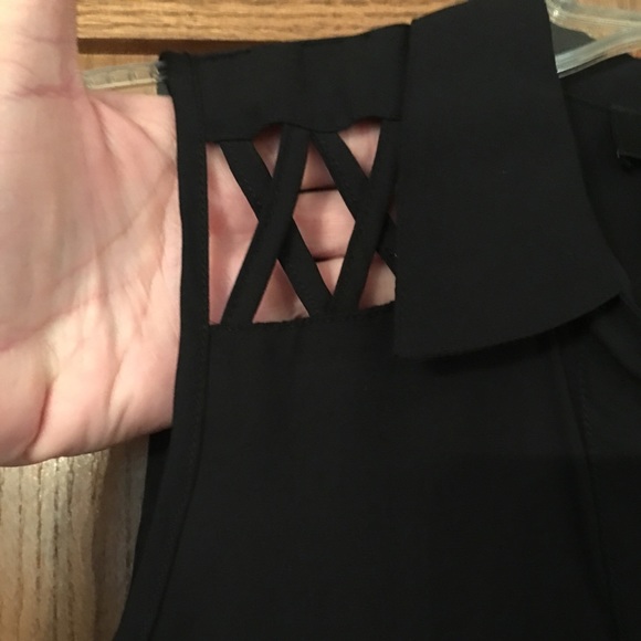 black sleeveless top - Picture 2 of 6